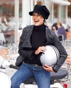 Czapka z daszkiem - welurowa, czarna