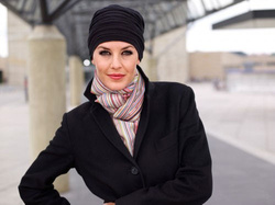 Czapka drapowana z wiązaniem